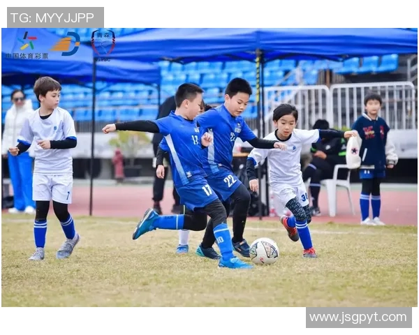 男孩对足球明星的崇拜心理及其背后的原因探讨