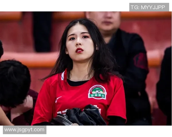 足球明星亲自穿上球衣展现风采引发球迷热烈追捧与期待 足球明星亲自穿上球衣展现风采引发球迷热烈追捧与期待