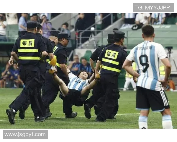 足球明星因场外冲突引发打架事件引发球迷热议与媒体关注