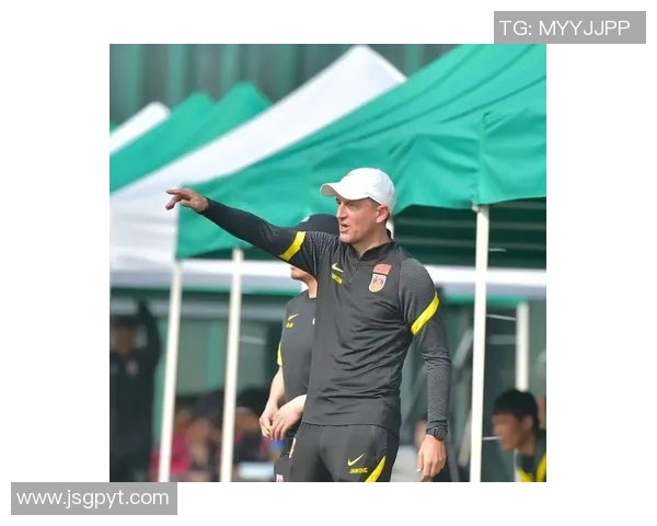 凯丽化身足球明星的魅力头像展现运动与时尚的完美结合